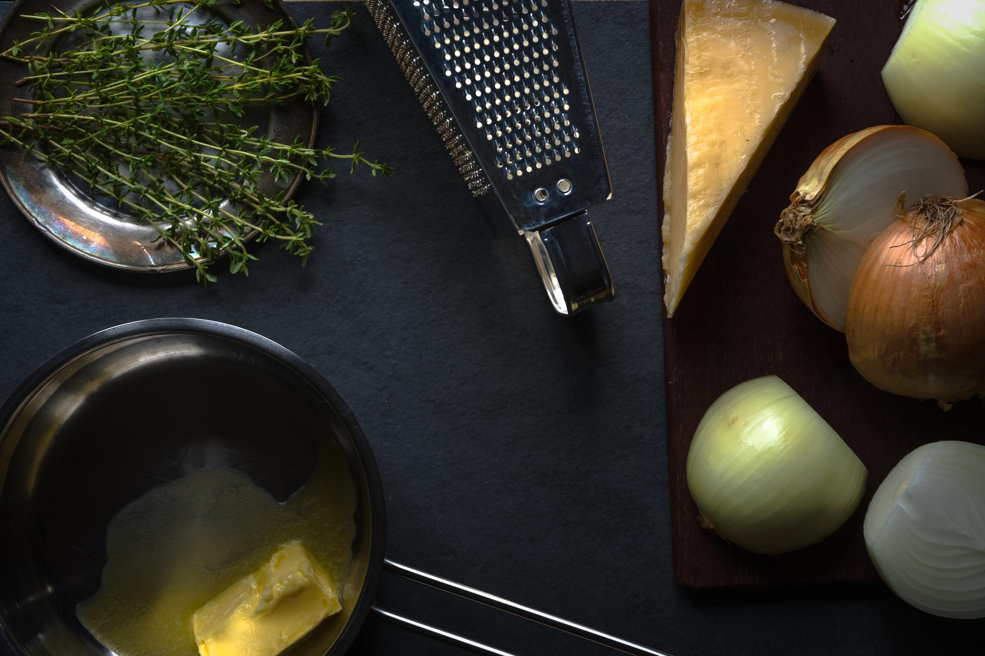 Dettaglio posto di lavoro cucina professionale con attrezzi