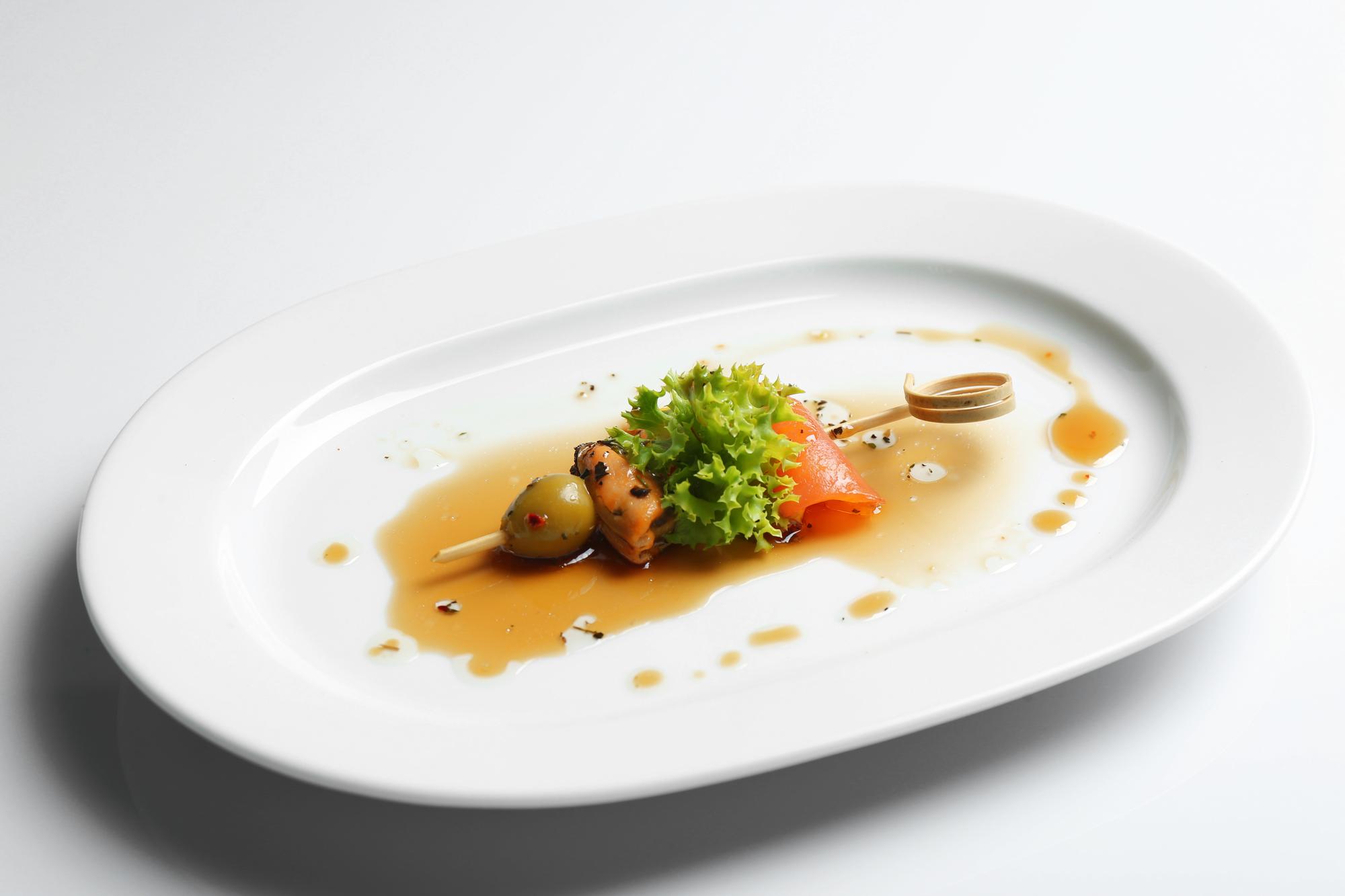 Piatto impiattato minimal con salsa lucida
